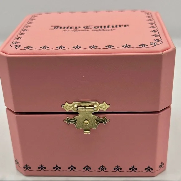 Juicy Couture Gold Tone Heart Watch Bracelet with NYC Themed Charms 🗽 - Picture 5 of 6